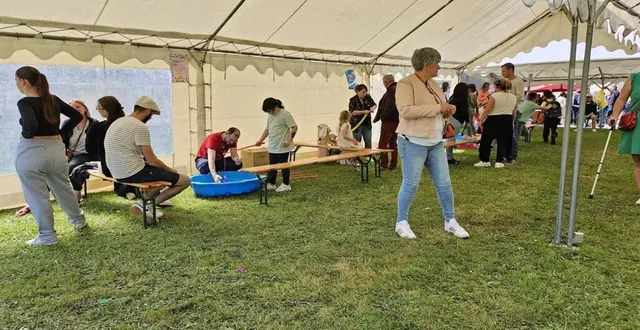 photo  sous un chapiteau différents stands attendaient petits et grands.  &copy;  le maine libre 