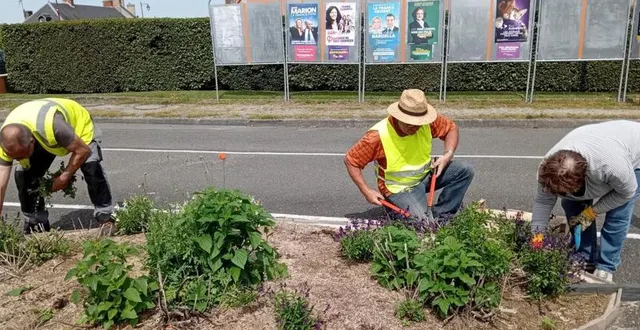 photo  les habitants se sont rassemblés pour nettoyer la commune.  &copy;  commune de lombron 