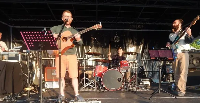 photo  le trio totem, musique des années 1980, a séduit la foule de spectateurs.  &copy;  le maine libre 