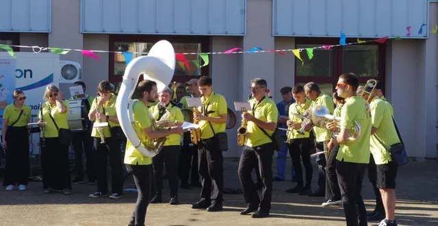 photo  l’harmonie de dollon a ouvert la fête de la musique.  &copy;  le maine libre 