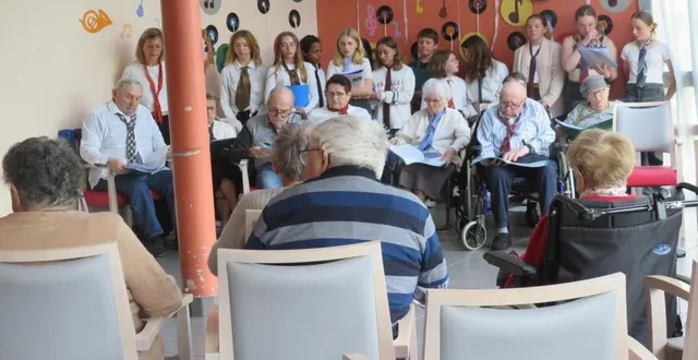 photo  la chorale intergénérationnelle a offert un moment musical aux résidents de l’ehpad.  &copy;  ouest-france 