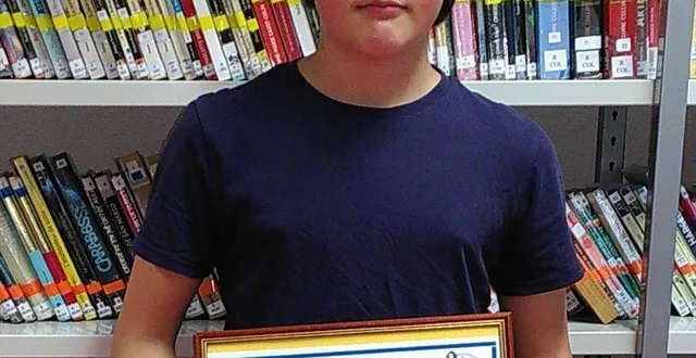 photo  valentin avec son diplôme de poésie.  &copy;  ouest-france 