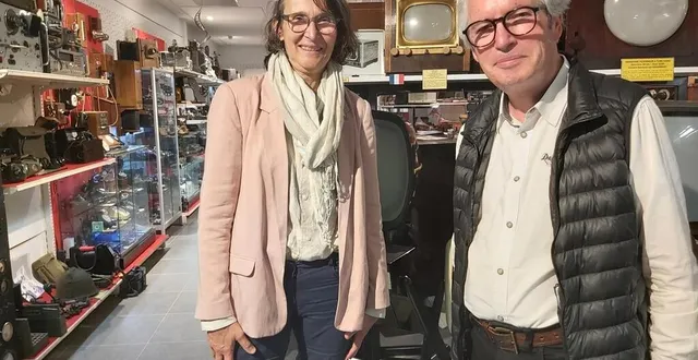 photo  galiène cohu, maire de loir-en-vallée, visite le musée avec joël heslon, son créateur.  &copy;  le maine libre 