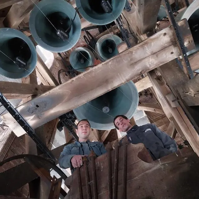 photo frédéric hervy et guillaume lemercier, de l’entreprise biard roy de villedieu-les-poêles (manche), travaillent à la rénovation intérieure de l’église, notamment les cloches.  ©  ouest-france