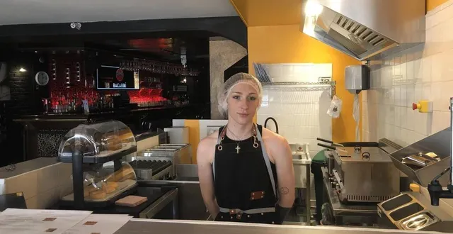 photo  doryanne vasseur est en cuisine depuis l’ouverture d’hot dog 61, à flers (orne), mercredi 26 juin 2024.  &copy;  ouest-france 