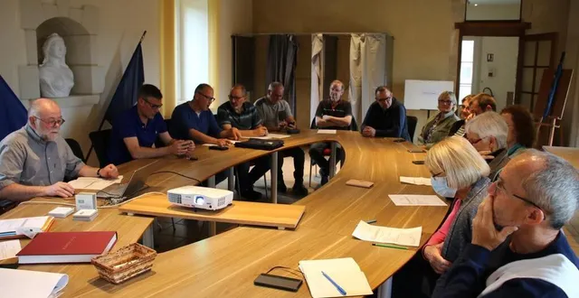 photo  léopold monceaux, le maire (à gauche), en présence des membres du conseil municipal, jeudi 20 juin 2024. ils ont débattu au sujet du projet de parc éolien entre saint-longis et vezot.  &copy;  ouest-france 
