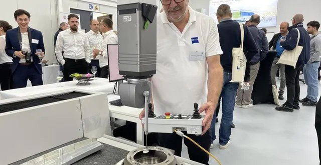 photo  pierre-noël campiglia, directeur applications et ingénierie de la division métrologie industrielle chez carl zeiss sas, aux commandes d’une machine servant à mesurer précisément des pièces mécaniques.  &copy;  ouest-france 