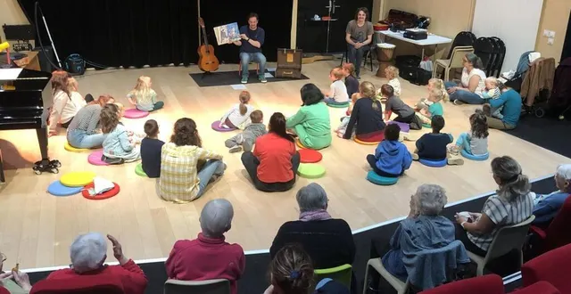 photo  une soixantaine de personnes de 4 mois à 94 ans ont partagé une heure musicale à l’auditorium de l’école de musique.  &copy;  le maine libre 