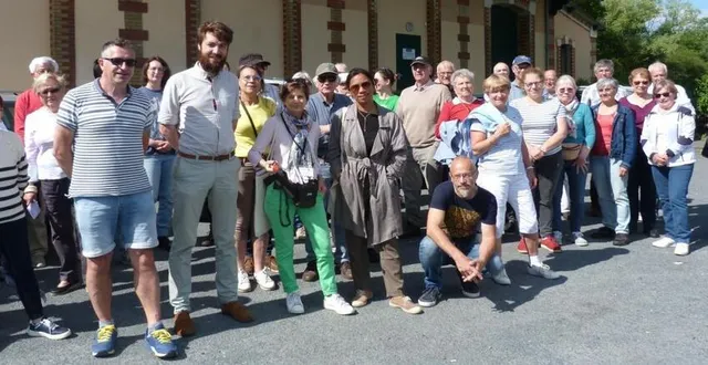 photo  le groupe, au départ du quai des arts, s’apprête à vivre un circuit inédit à l’occasion de la 4e édition de manoirs et châteaux.  &copy;  ouest-france 