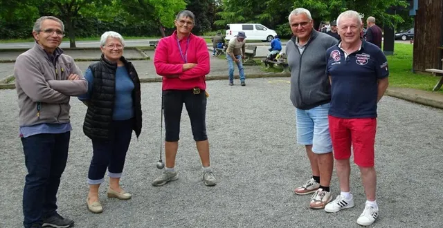 photo  philippe desile, le président du club de pétanque (à gauche) avec quelques adhérents dont bernard tronchet, le trésorier (2e à droite).  &copy;  ouest-france 