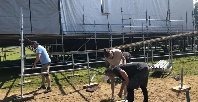 photo  les bénévoles installent les escaliers par lesquels les artistes monteront sur la grande scène du festival les bichoiseries, vendredi 28 et samedi 29 juin 2024.  &copy;  ouest-france 