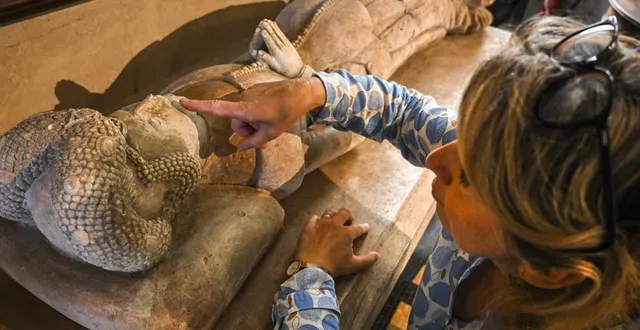 photo  assistante de barbara de nicolaÿ, sophie esnault montre ici le gisant de jeanne de l’épine dont le repos multiséculaire a été troublé par cette dégradation.  &copy;  le maine libre – denis lambert 