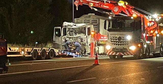 Un Poids Lourd Prend Feu Sur La Route La Cabine Entièrement Détruite