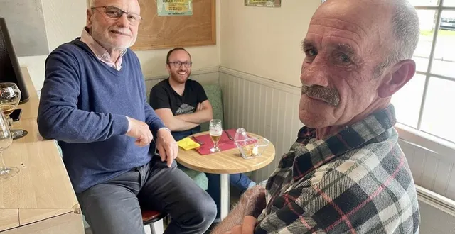 photo  saint-georges-sur-loire, le 21 juin 2024. hubert (à gauche) vit depuis 1979 dans la commune où didier (à droite) s’est également installé un peu plus tard. au fond, fabien, un nantais de passage, n’ira pas voter dimanche.  &copy;  co 