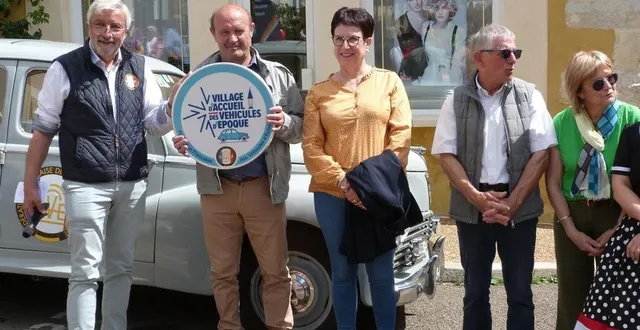 photo  le label village d’accueil des véhicules d’époque a été remis à jean dumur, maire de montmirail.  &copy;  ouest-france 