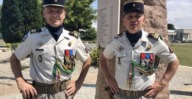 photo  le colonel pierre de lassus (à gauche) succède au colonel thomas rousseau à la tête du 2e rima.  &copy;  le maine libre 