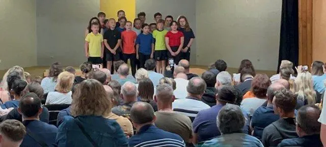 photo  des élèves de l’école marin-mersenne lors de leur prestation.  &copy;  le maine libre 