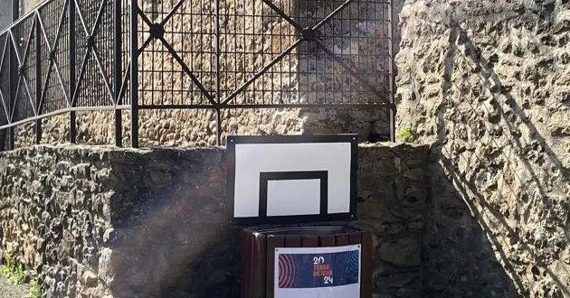 photo  les décors ont été installés sur les poubelles du centre bourg.  &copy;  le maine libre 