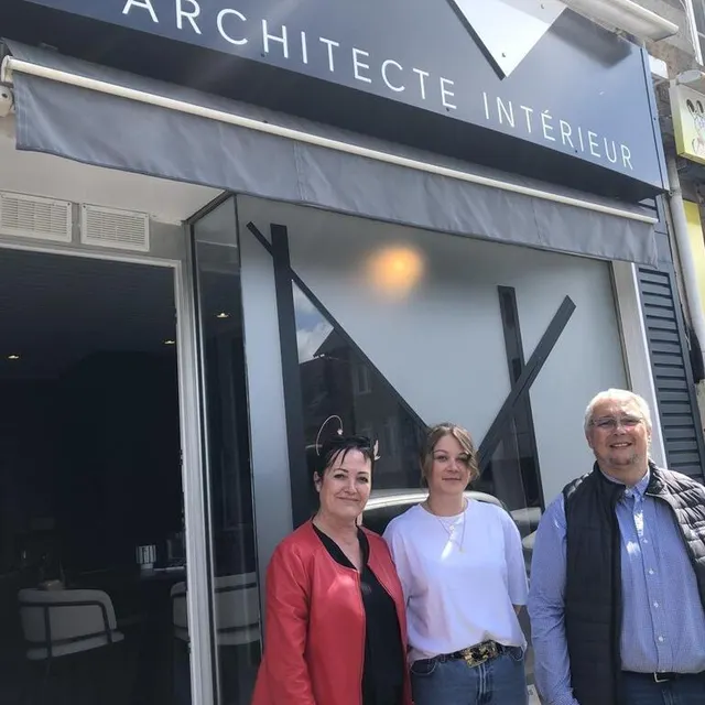 photo catherine meunier, conseillère régionale et franck helix, manager à la cci ouest-normandie, on rendu visite à louann mahiet, vendredi 21 juin 2024.  ©  ouest-france