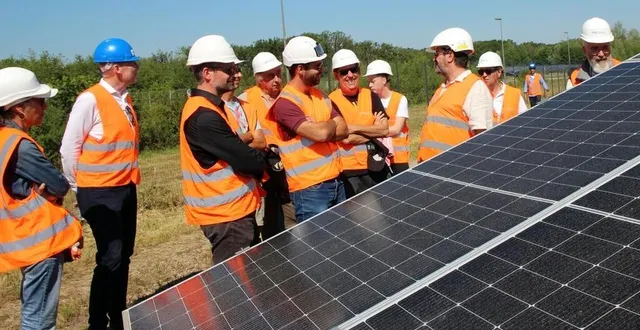 photo  la centaine d’invités de neoen a pu découvrir de très près la centrale solaire et ses 65 565 panneaux.  &copy;  le maine libre 