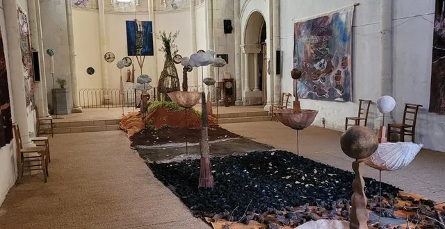 photo  dans chacune des chapelles, un plasticien propose une œuvre adaptée au site. à chalonnes-sur-loire, claire alary, artiste de savennières, propose un cheminement à partir de matériaux naturels  &copy;  . art et chapelles 