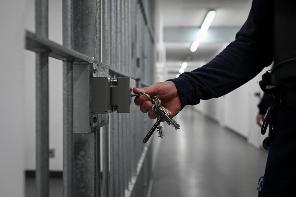 Prisons : Presque 77 900 Détenus Au 1er Juin En France, Un Record ...