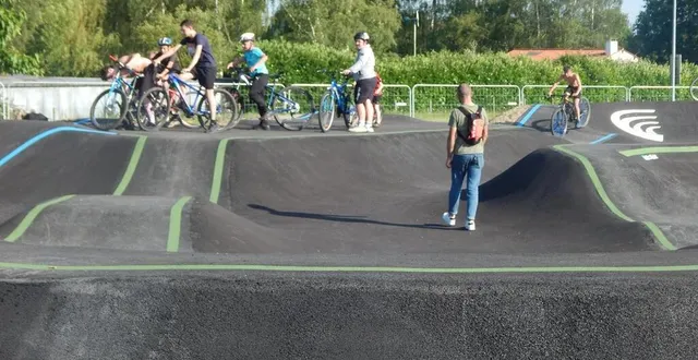 photo  tests sur le pumptrack d’aubigné-racan avec des vélos ou des trottinettes.  &copy;  le maine libre 