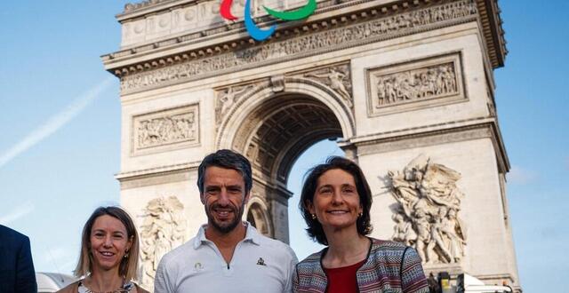 photo les agitos ont été accrochés sur l’arc de triomphe ce vendredi 28 juin en compagnie de tony estanguet. © photo : dimitar dilkoff / afp