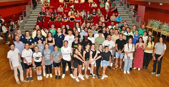 photo  les lauréats de l’édition 2024 des étoiles du sport lbn, réunis lundi 24 juin 2024, à l’espace le courmesnil de loué.  &copy;  lbn communauté 