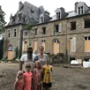 photo dolph et eveline bierman ont acheté le château de la poupelière à saint-honorine-la-chardonne, en juin 2023.