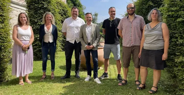 photo  vincent pérez, à la gauche de nicolas leudière, le maire de sablé-sur-sarthe (au centre), gérera la guinguette du port, tandis que nicolas cabrol et guillemette burel (à droite) s’occuperont tous les samedis de la guinguette du marché.  &copy;  ouest-france 