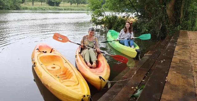 photo  magalie soulard-lehoux, directrice du camping de malicorne, et lalie fouassier, maire adjointe, organisent une grande collecte de déchets sur la rivière, samedi 29 juin 2024.  &copy;  ouest-france 