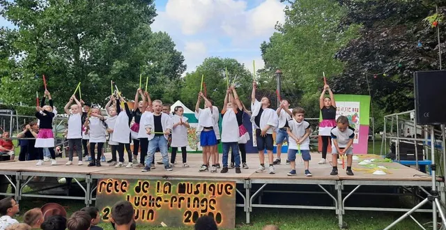 photo  sur scène, les enfants ont surpris leurs parents avec plusieurs tableauxd’un joyeux tour du monde.  &copy;  ouest-france 