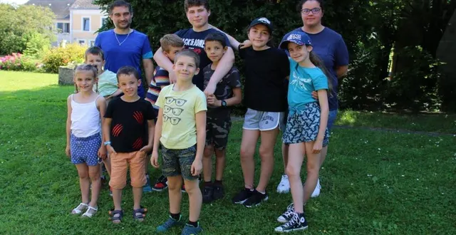 photo  mercredi, entourés de coralie et éric, animateurs, (à droite), et boris gesbert, (à gauche), les enfants ont profité d’activités extérieures sous le soleil.  &copy;  ouest-france 