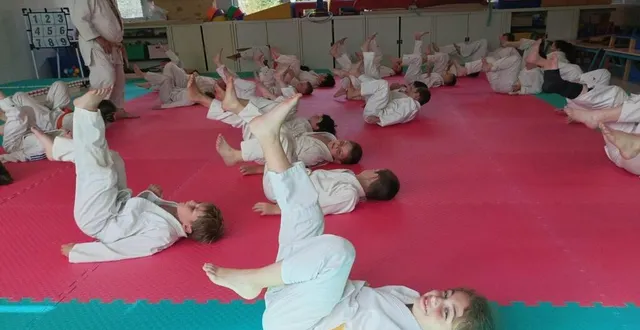 photo  andré boutin, professeur, (à gauche) a dispensé une dernière séance d’entraînement avant la remise des ceintures et grades.  &copy;  ouest-france 