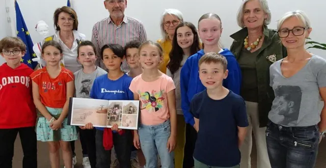 photo  sonia guyard (à droite) est venue présenter aux élus et aux enfants du conseil municipal la course sénégazelle en vidéo et par un livre photo. ils avaient collecté et remis 40 kg de fournitures scolaires à distribuer.  &copy;  ouest-france 