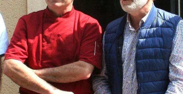 photo  c’est entouré des personnalités et du gérant richard gautelier, que maurice vavasseur maire de ballon-saint-mars, a coupé le traditionnel ruban tricolore.  &copy;  le maine libre 