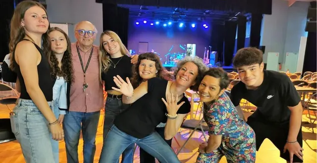 photo  l’équipe du centre val’rhonne de moncé-en-belin prend la pose pour la dernière soirée-concert de la saison 2023-2024.  &copy;  le maine libre 