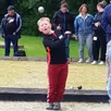 photo  timéo, 7 ans et demi, en pleine action, démontrant sa passion et sa technique lors du concours familial de pétanque. 