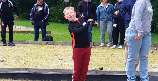 photo  timéo, 7 ans et demi, en pleine action, démontrant sa passion et sa technique lors du concours familial de pétanque.  &copy;  le maine libre 