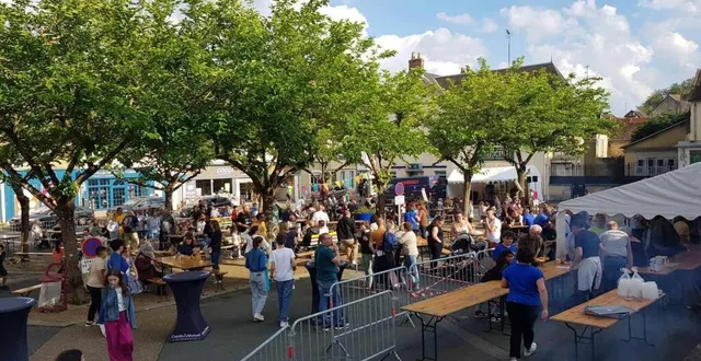 photo  les habitants de bonnétable réunis pour une soirée musicale et festive sous le signe de la convivialité.  &copy;  le maine libre 