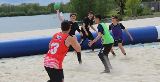 photo  lors de l’événement beach sun and sand, organisé par l’usf handball à la flèche, un tournoi de beach hand est prévu dimanche 30 juin 2024.  &copy;  archives ouest-france 