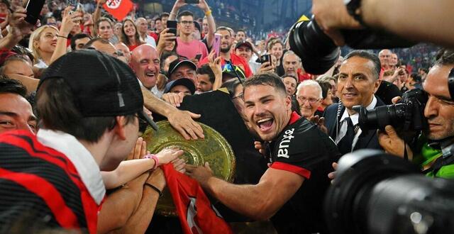 photo antoine dupont célèbre le 23e brennus du stade toulousain avec les supporters. © photo : nicolas tucat / afp