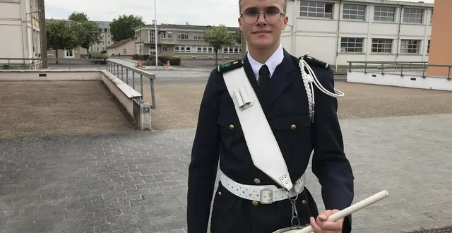photo  antoine, élève de seconde au prytanée de la flèche, joue de la caisse claire dans la fanfare de l’établissement lors du concert de la fête de trime, ce samedi 29 juin 2024.  &copy;  le maine libre 