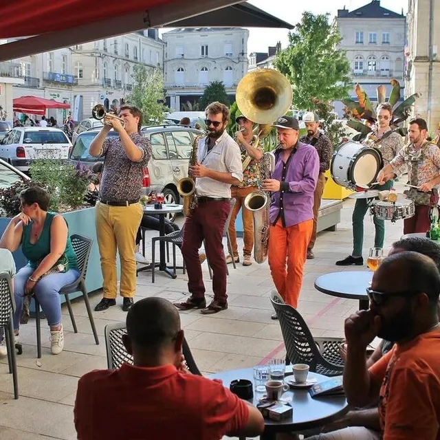 photo la fanfare big joanna avait fait monter l’ambiance sur les terrasses de la place raphaël-élizé avant le début des concerts dans le parc du château.  ©  ouest-france