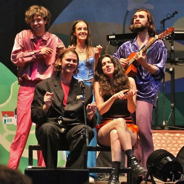 photo accompagné de ses choristes et ses musiciens, voyou a proposé une dernière chanson entièrement acoustique.  ©  ouest-france