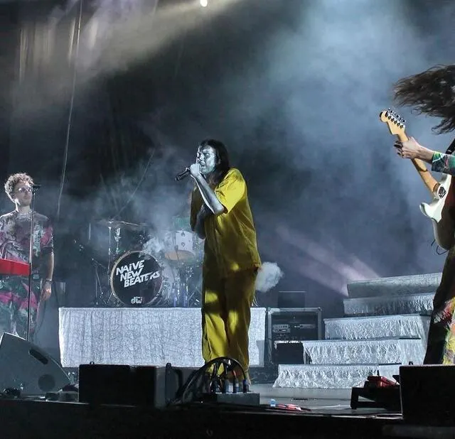 photo à l’image des cheveux longs du bassiste, le concert des naive new beaters était particulièrement énergique !  ©  ouest-france