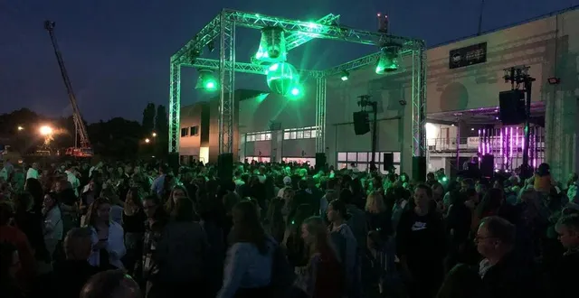 photo  le bal des sapeurs-pompiers d’alençon a rassemblé environ 2 000 personnes.  &copy;  ouest-france 