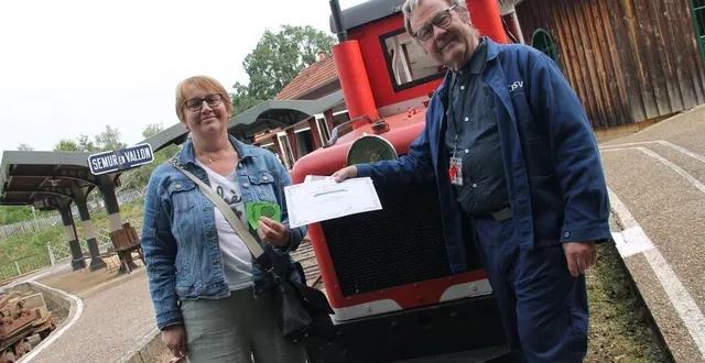 photo  caroline breton est la 200 000e voyageuse du petit train de semur-en-vallon (sarthe), lancé en 1972. elle a reçu un diplôme remis par la compagnie du chemin de fer de semur-en-vallon, représentée par son président, christian pottier.  &copy;  ouest-france 