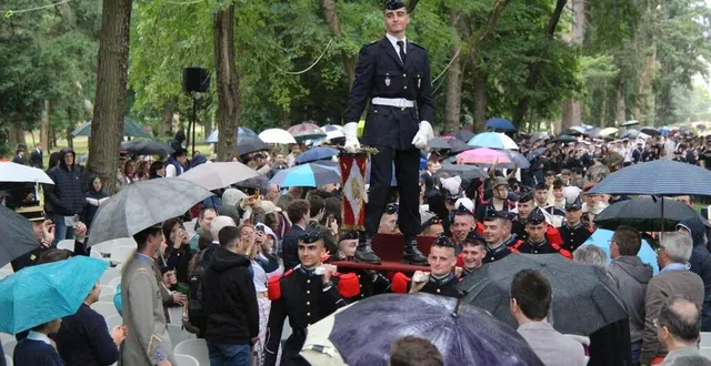 photo  stanislas giraud, 20 ans, désigné prix d’honneur 2024 du prytanée national militaire de la flèche (sarthe) a été porté en triomphe à l’occasion de la fête de trime, ce samedi 29 juin 2024.  &copy;  ouest-france 